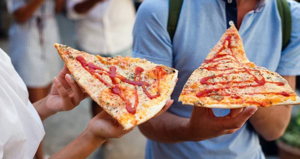 Amici Che Divertono Mangiano Pizza Incontri Consumismo Viaggi Cibo Stile — Foto Stock