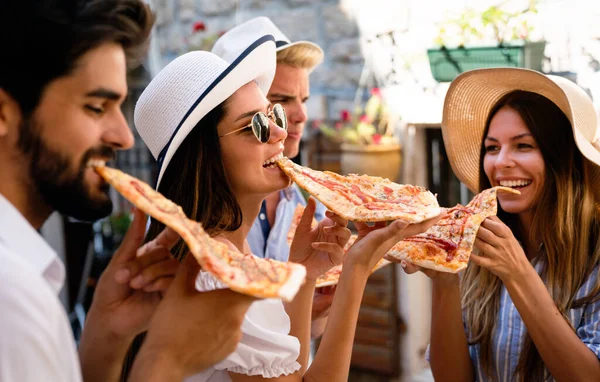 Gelukkig Groep Mensen Eten Pizza Buiten Genieten Samen — Stockfoto