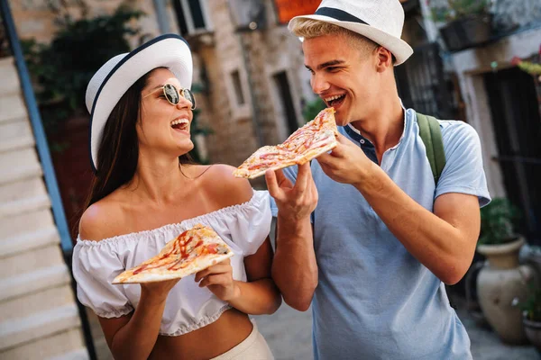 Gelukkig Paar Eten Pizza Tijdens Het Reizen Vakantie — Stockfoto