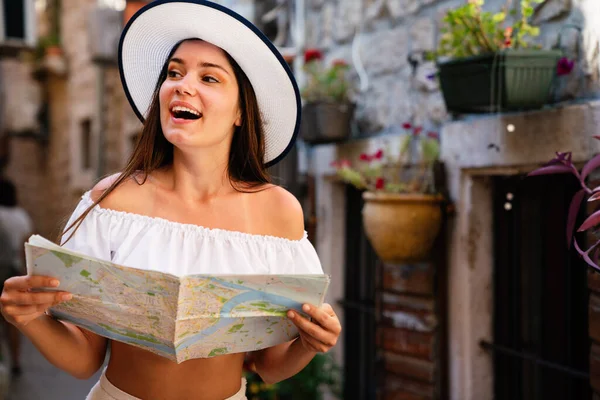 Concepto Ciudad Vacaciones Joven Mujer Viajero Feliz Con Mapa Caminando — Foto de Stock
