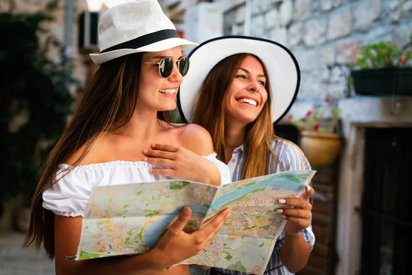 Feliz Joven Amiga Con Mapa Ciudad Viajes Turísticos Vacaciones Concepto —  Fotos de Stock