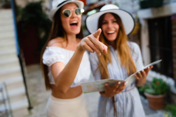 Tourismus Reisen Freizeit Urlaub Und Freundschaftskonzept Lächelnde Freunde Mit Karte — Stockfoto