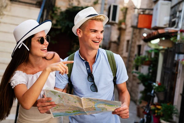 Jovens Casais Felizes Viajantes Segurando Mapa Mãos Desfrutando Férias Verão — Fotografia de Stock