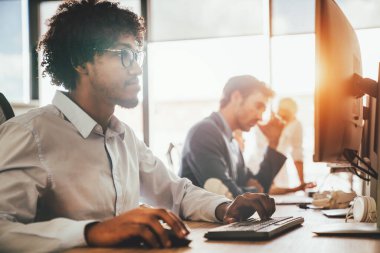 IT şirketinde işbirliği yapan programcılar uygulama geliştiriyor