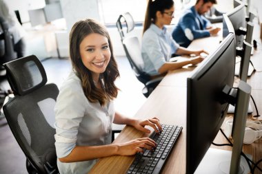 Girişimci iş adamları programcı grubu sorunlara çözüm bulmak için takım olarak çalışıyor