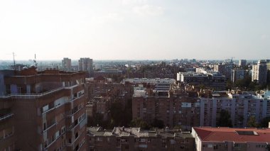 Arkaplanda apartman manzaralı kalabalık şehir manzarası