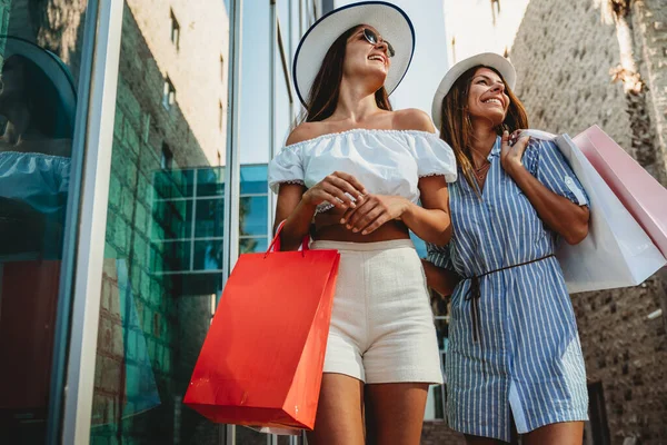 Concepto Comercial Turístico Hermosas Mujeres Amiga Con Bolsa Compras Ctiy — Foto de Stock