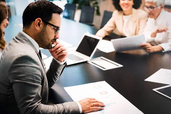 Samarbete Och Analys Grupp Affärsmän Som Arbetar Kontoret — Stockfoto