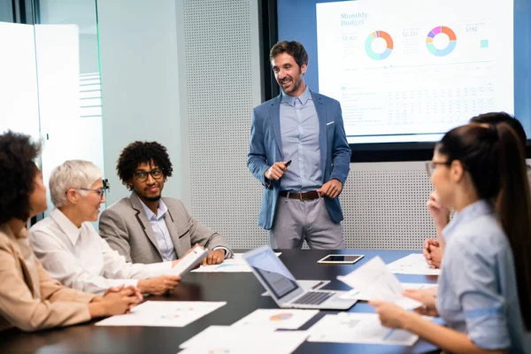 Retrato Del Exitoso Equipo Negocios Trabajando Juntos Oficina —  Fotos de Stock