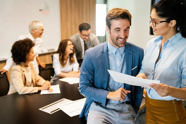 Bild Affärspartners Som Diskuterar Dokument Och Idéer Vid Mötet — Stockfoto