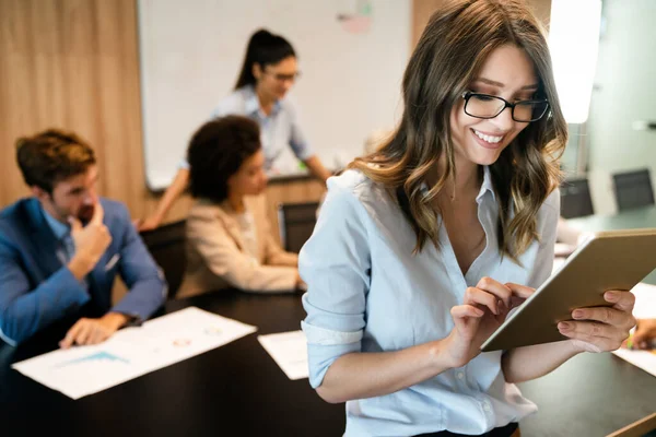 Lluvia Ideas Del Equipo Equipo Gerentes Creativos Trabaja Con Nuevo — Foto de Stock