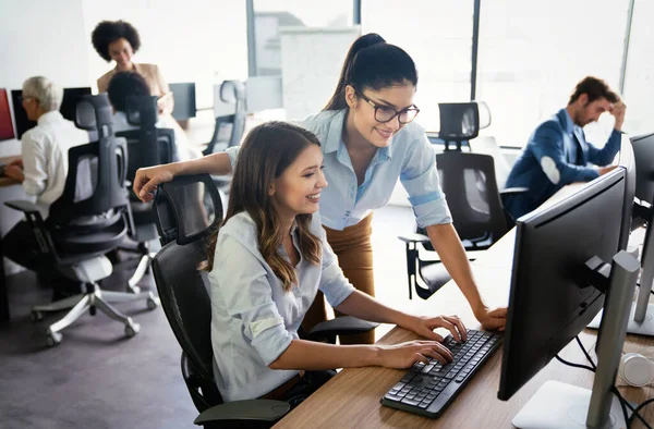 Grupo Empresarios Multiétnicos Felices Que Reúnen Oficina —  Fotos de Stock