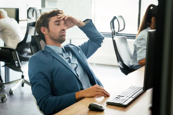 Jovem Homem Negócios Cansado Com Problemas Estresse Escritório — Fotografia de Stock