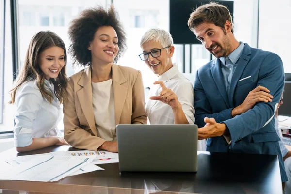 Portret Van Succesvol Zakenteam Dat Samenwerkt Kantoor — Stockfoto