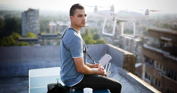 Człowiek Dronem Latający Zewnątrz Miasta — Zdjęcie stockowe