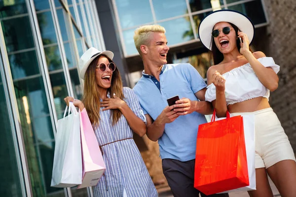 Mutlu Neşeli Arkadaşlar Alışveriş Yapıyor Şehirde Eğleniyorlar — Stok fotoğraf