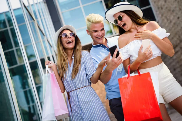 Mutlu Neşeli Arkadaşlar Alışveriş Yapıyor Şehirde Eğleniyorlar — Stok fotoğraf