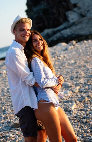 新婚旅行の休暇だ 若い家族 男と女は海のビーチで休みます 愛の旅のカップル — ストック写真