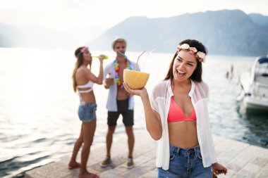 Yaz partisi. Bir grup arkadaş sahilde içiyor ve eğleniyorlar.