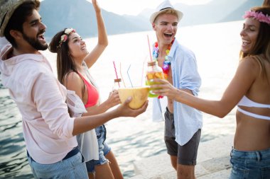 Bir grup arkadaş yaz partisinde eğleniyor.