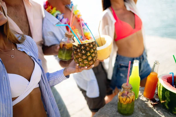 Eine Gruppe Von Freunden Amüsiert Sich Und Tanzt Strand Sommerpause — Stockfoto