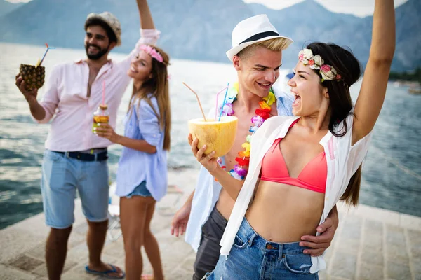 Genç ve eğlenceli insanlar sahilde yazın tadını çıkarıyor.