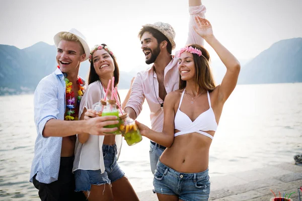 幸せな友人のグループパーティーやビーチで楽しい時間を過ごす — ストック写真
