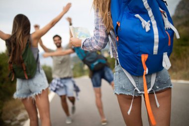 Bir grup gezgin arkadaş yürüyor ve eğleniyor. Seyahat yaşam tarzı ve mevsimlik tatil konsepti