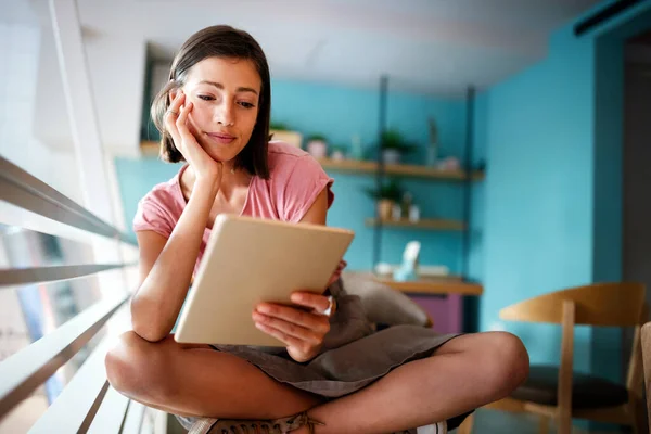 Gelukkig Casual Mooie Vrouw Werken Studeren Surfen Winkelen Een Laptop — Stockfoto