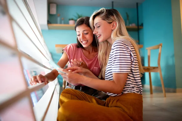 Junge Freundinnen Surfen Internet Und Haben Spaß Zusammen — Stockfoto