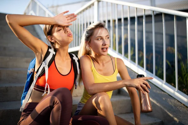 Mulheres Bonitas Sportswear Água Potável Conversando Descansando Após Treinamento Livre — Fotografia de Stock