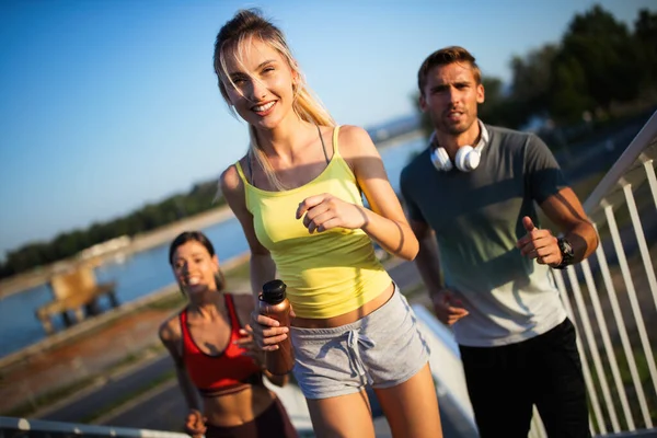 Fitness Idrott Människor Och Joggingkoncept Glad Passform Människor Som Springer — Stockfoto