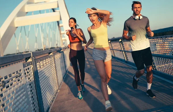 Fitness Sport Emberek Jogging Koncepció Boldog Fitt Emberek Rohangálnak Szabadban — Stock Fotó