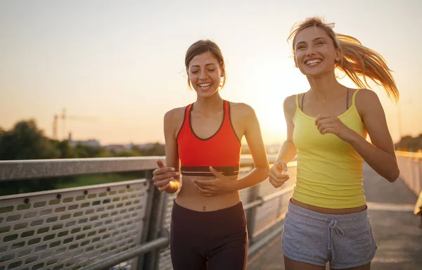 Pasują Szczęśliwi Przyjaciele Jogging Bieganie Razem Świeżym Powietrzu Mieście Zdrowy — Zdjęcie stockowe