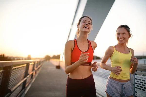 Pasują Szczęśliwi Przyjaciele Jogging Bieganie Razem Świeżym Powietrzu Mieście Zdrowy — Zdjęcie stockowe