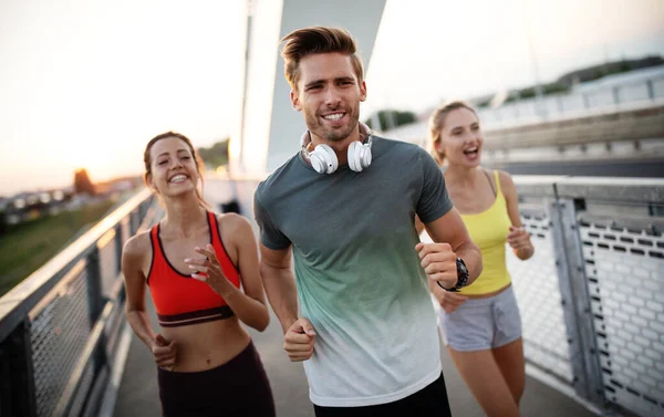 Fitness Sport Ludzie Koncepcja Joggingu Szczęśliwi Ludzie Biegający Świeżym Powietrzu — Zdjęcie stockowe