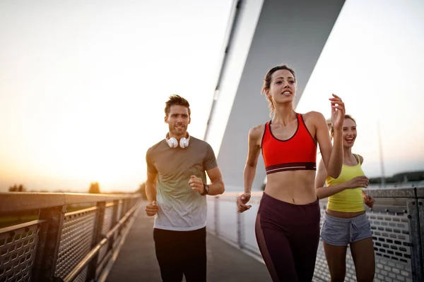 Fitness Sport Emberek Jogging Koncepció Boldog Fitt Emberek Rohangálnak Szabadban — Stock Fotó