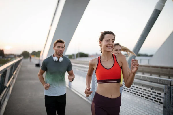 Fijne Fitte Mensen Die Buiten Trainen Samen Joggen Sport Vrienden — Stockfoto