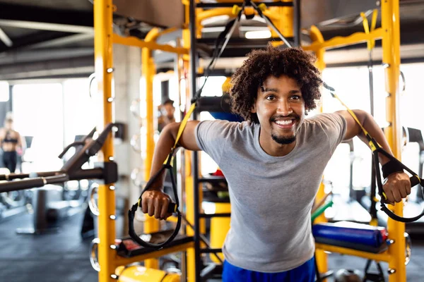 Homem Fazendo Push Ups Treinamento Com Tiras Fitness Trx Ginásio — Fotografia de Stock