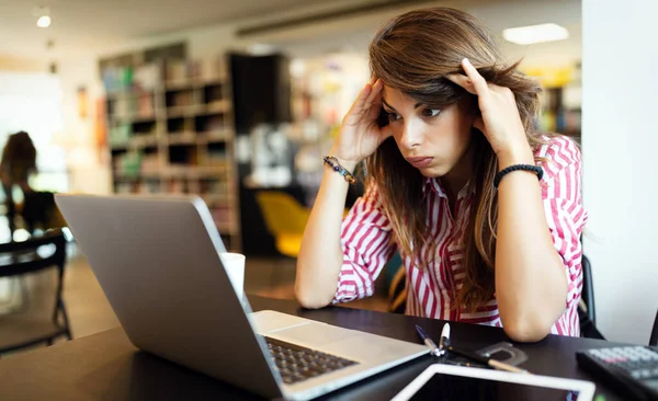 Νεαρή Καταθλιπτική Κουρασμένη Γυναίκα Που Σπουδάζει Φορητό Υπολογιστή — Φωτογραφία Αρχείου