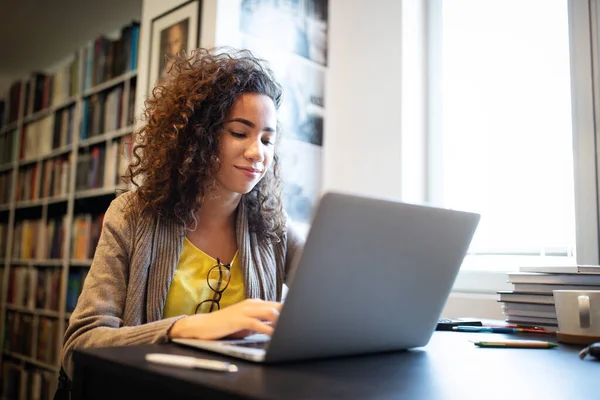 Portré Boldog Fiatal Diák Lány Dolgozik Laptop — Stock Fotó