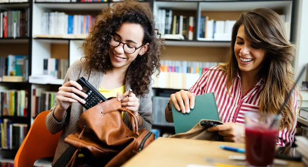 Grupo Estudantes Amigos Estudam Biblioteca Aprendizagem Preparação Para Exame Universitário — Fotografia de Stock