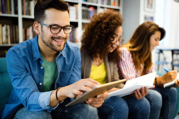 Öğrenci beyin fırtınası çalışıyor. Kütüphane arkadaşları takım çalışması kavramını analiz ediyor.