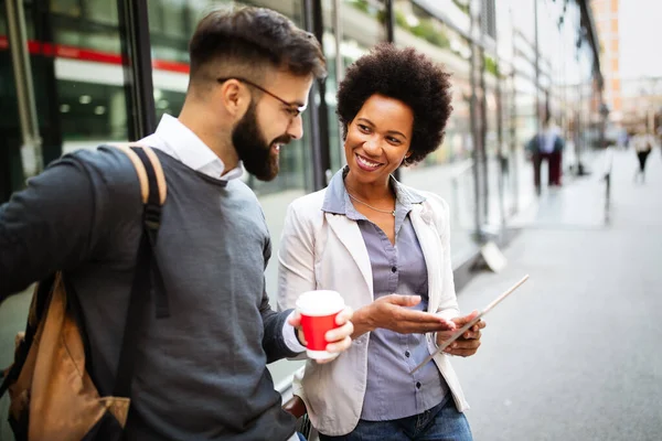 Gente Negocios Feliz Hablando Fuera Empresa Con Celebración Café Descanso — Foto de Stock