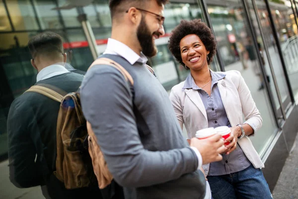 Empresários Felizes Estudantes Divertindo Sorrindo Conversando Cidade — Fotografia de Stock