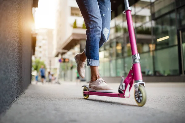 Gelukkig Mooi Vrouw Rijden Een Elektrische Scooter Straat — Stockfoto