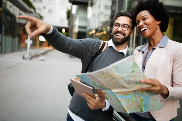 Šťastné Rozmanité Pár Turistů Vyhlídkové Město Mapou Cestování Lidé Zábavný — Stock fotografie