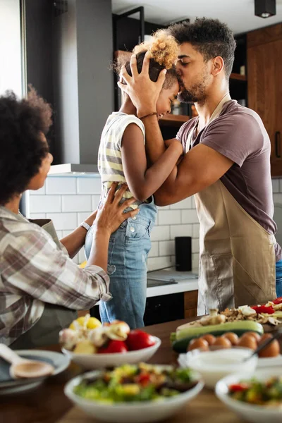 Mor Och Barn Har Kul Att Laga Hälsosam Mat Köket — Stockfoto