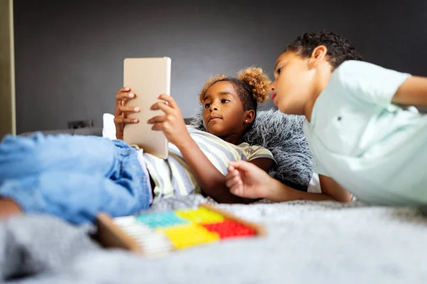 Niños Afroamericanos Felices Comportamiento Divertido Uso Dispositivos Tecnología —  Fotos de Stock