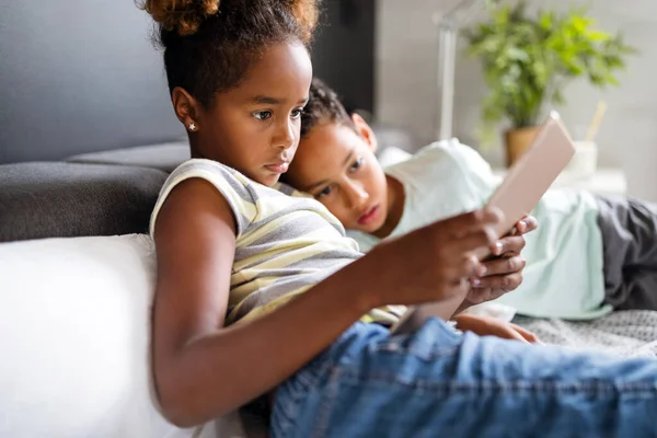 Happy Afro Amerikaanse Kinderen Gedrag Plezier Het Gebruik Van Technologie — Stockfoto